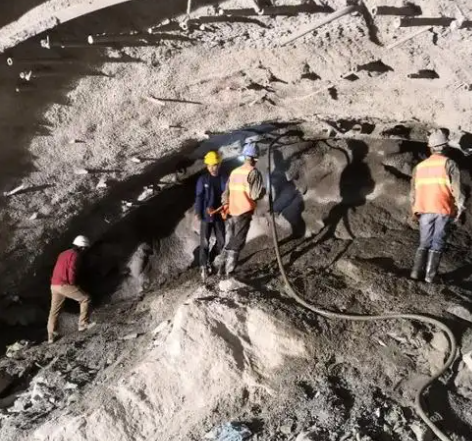 扶绥拱顶带模注浆料的施工流程及注意事项
